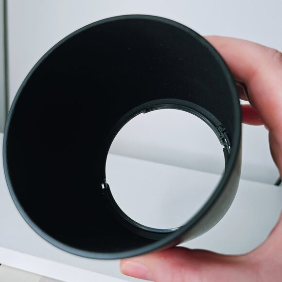 Canon EF 100mm f/2.8L Macro IS USM Lens with Lens case & Lens hood - Picture 7 of 11